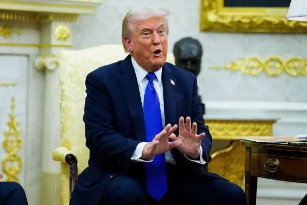 الرئيس الأميركي دونالد ترمب خلال لقاء في المكتب البيضاوي بالبيت الأبيض في العاصمة واشنطن، 22 أكتوبر 2025 (إ.ب.أ)