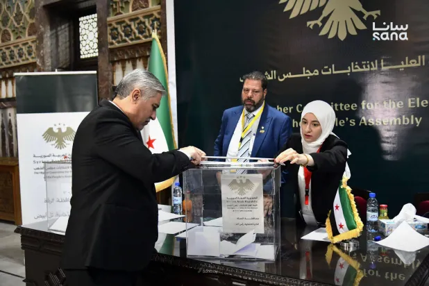 أحد أعضاء الهيئات الناخبة في دائرتَي رأس العين وتل أبيض يدلي بصوته في انتخابات أعضاء مجلس الشعب (سانا)