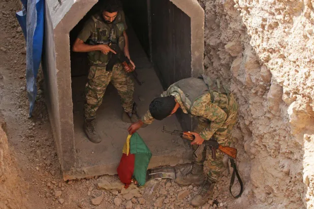 نفق في تل أبيض بالشمال السوري قالت المعارضة السورية إنه تابع لـ«قسد» أكتوبر 2019 (أ.ف.ب)