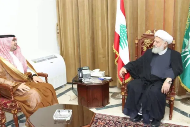 رئيس «المجلس الإسلامي الشيعي الأعلى» الشيخ الخطيب مستقبلاً سفير المملكة العربية السعودية وليد بخاري (الوكالة الوطنية للإعلام)