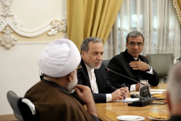 صورة نشرها موقع عراقجي من حضوره في اجتماع مع مسؤولين إيرانيين في مشهد شمال شرقي البلاد اليوم