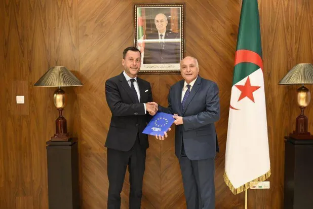 السفير الأوروبي لدى الجزائر مع وزير خارجيتها (الخارجية الجزائرية)