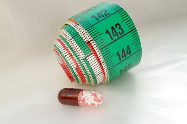 تُساعد بعض المكملات مثل مساحيق البروتين والألياف على إنقاص الوزن (بيكسباي)