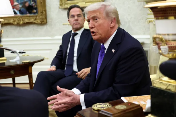 جانب من لقاء ترمب وأمين عام «الناتو» مارك روته في البيت الأبيض الأربعاء (إ.ب.أ)