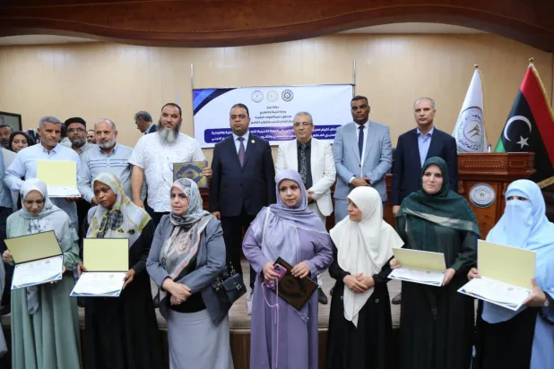 العابد يتوسط معلمين في الحفل الختامي للمرحلة الأولى من مشروع تنمية المهارات الإدارية والقيادية لمديري المدارس 2 أكتوبر (الوزارة)