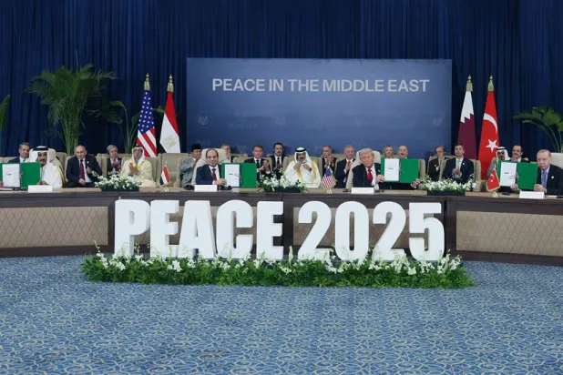 قادة مصر والولايات المتحدة وتركيا وقطر خلال توقيع إعلان مبادئ شرم الشيخ للسلام في الشرق الأوسط (الرئاسة التركية)