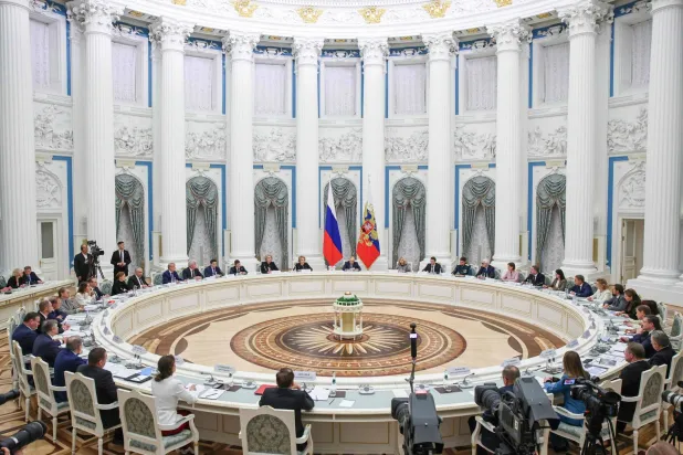 بوتين يشارك في اجتماع يبحث تنفيذ سياسات دعم الأسرة وزيادة المواليد بموسكو يوم 23 أكتوبر (رويترز)