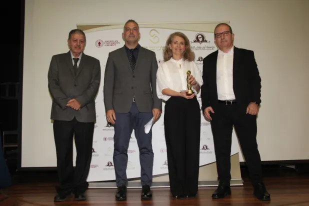 عائلة الراحل الشاعر شوقي أبي شقرا مع الجهة المكرمة (الشرق الأوسط)