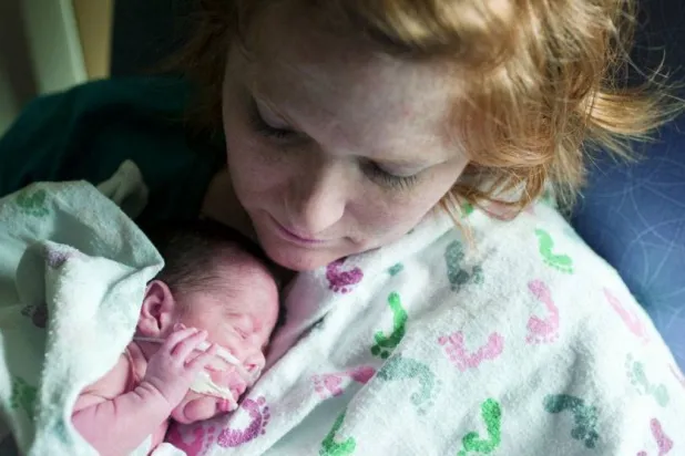 صوت الأم يعزز تطور اللغة في مخ الطفل الخديج