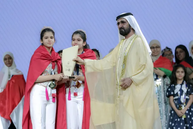 الشيخ محمد بن راشد آل مكتوم يتوج الطالبتين التونسيتين التوأمتين بيسان وبيلسان كوكة بالمركز الأول في «تحدي القراءة العربي» (الشرق الأوسط)