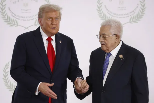 الرئيس الأميركي دونالد ترمب ورئيس السلطة الفلسطينية محمود عباس في قمة شرم الشيخ لإنهاء حرب غزة بمصر يوم 13 أكتوبر 2025 (رويترز)