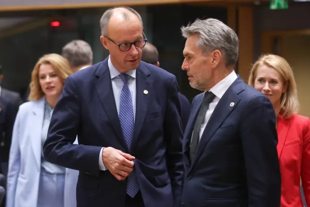 رئيس وزراء هولندا ديك شوف والمستشار الألماني فريدريش ميرتس قبيل القمة الأوروبية في بروكسل (إ.ب.أ)