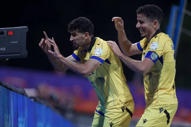 محرزي لاعب التعاون محتفلاً بالهدف (تصوير: نايف العتيبي)