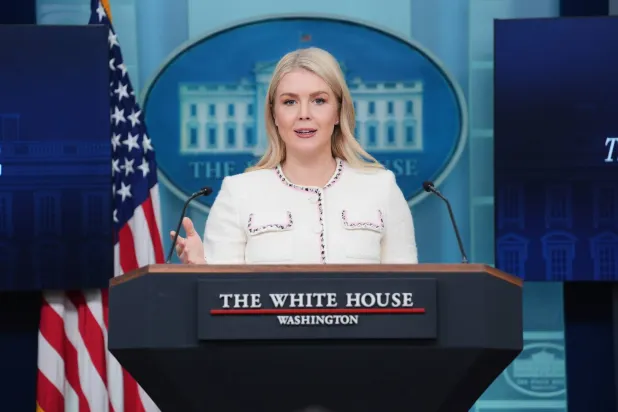 كارولاين ليفيت المتحدثة باسم البيت الأبيض خلال مؤتمر صحافي بالعاصمة الأميركية واشنطن في 23 أكتوبر 2025 (أ.ب)