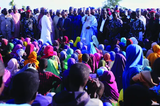 حاكم ولاية بورنو باباجانا زولوم يتحدث إلى الأشخاص المتضررين من هجوم «بوكو حرام» في أثناء زيارته للمنطقة بدار الجمال 6 سبتمبر الماضي (أ.ب)