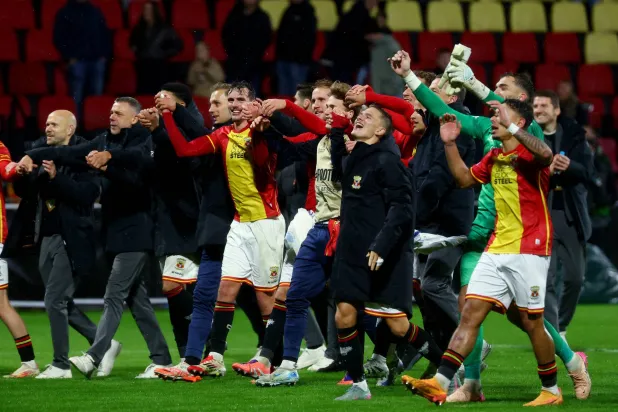 لاعبو إيغلز الهولندي يحتفلون مع جماهيرهم بالفوز التاريخي (رويترز)