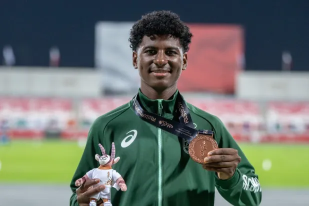 العداء السميري محتفلاً بالميدالية (الشرق الأوسط)