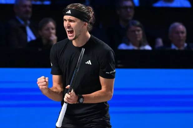 الألماني ألكسندر زفيريف محتفلاً بالفوز (أ.ف.ب)