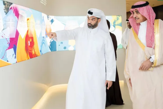 الدوسري خلال اطلاعه على التجربة القطرية في المونديال مع حسن الذوادي العضو المنتدب للجنة العليا للمشاريع والإرث (وزارة الإعلام)