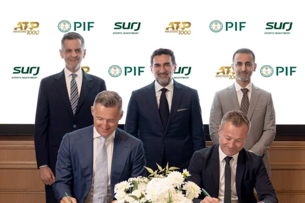 ياسر الرميان لحظة حضوره توقيع عقد الاستضافة في باريس (بي آي إف)