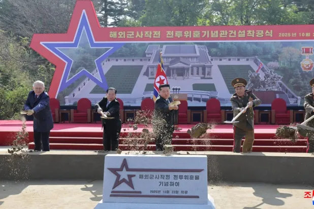 Kim Jong Un ve Rusya'nın Kuzey Kore Büyükelçisi anıtın temel atma töreninde (Reuters)