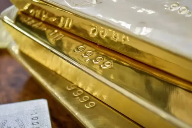 سبائك ذهبية داخل خزنة البنك الوطني في كازاخستان (رويترز)