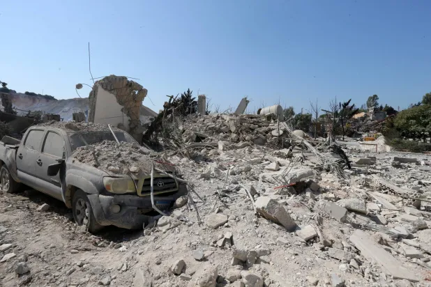 صورة تظهر أضراراً لحقت بمصنع للأسمنت في قرية أنصار جنوب لبنان بعد سلسلة من الغارات الجوية الإسرائيلية يوم 17 أكتوبر 2025 (إ.ب.أ)