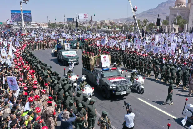 جانب من تشييع حوثي لقيادات عسكرية لقيت حتفها في غارات إسرائيلية (إعلام حوثي)