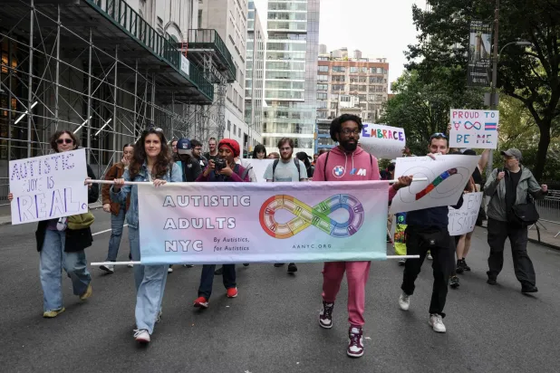 أعضاء جمعية «البالغين المصابين بالتوحد في نيويورك» يشاركون في مسيرة «فخر الإعاقة» في 19 أكتوبر 2025 في مدينة نيويورك (أ.ف.ب)