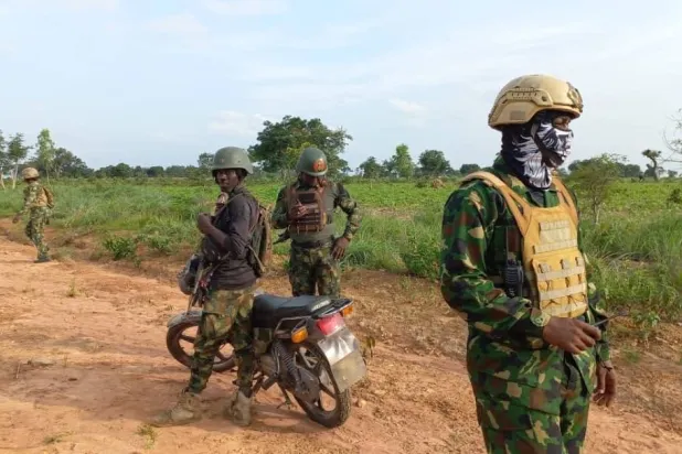 جنود من الجيش النيجيري خلال تعقب مقاتلين من «داعش» (إعلام محلي)