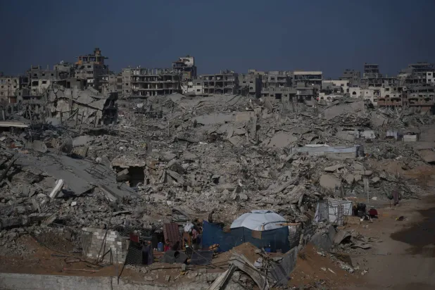 مبانٍ مدمرة بحي الشيخ رضوان في مدينة غزة... 24 أكتوبر 2025 (أ.ب)