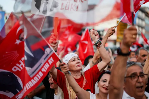 أنصار حزب الشعب الجمهوري خلال مظاهرة رفضاً للضغوط القضائية على الحزب (رويترز)