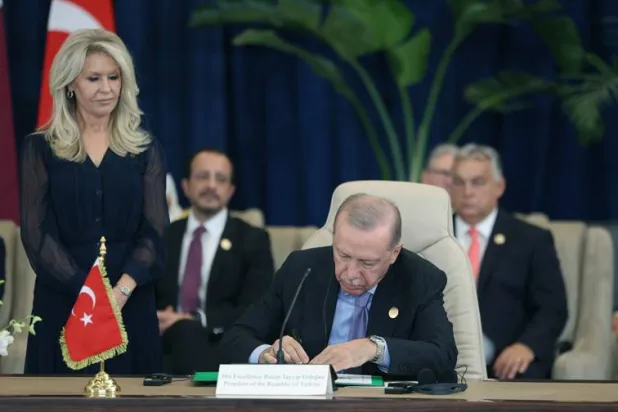 الرئيس التركي رجب طيب إردوغان خلال توقيعه على إعلان شرم الشيخ حول السلام بالشرق الأوسط (الرئاسة التركية)