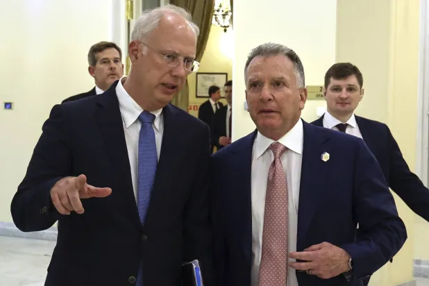 ستيف ويتكوف مبعوث ترمب مع كيريل دميترييف مبعوث بوتين في سانت بطرسبرغ - 11 أبريل 2025 (أ.ب)