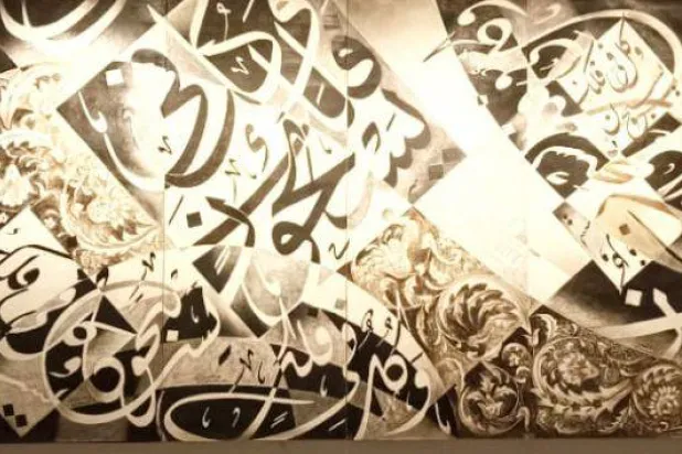 الخط العربي يتداخل مع فنون التشكيل والحروفية في المعرض (الشرق الأوسط)