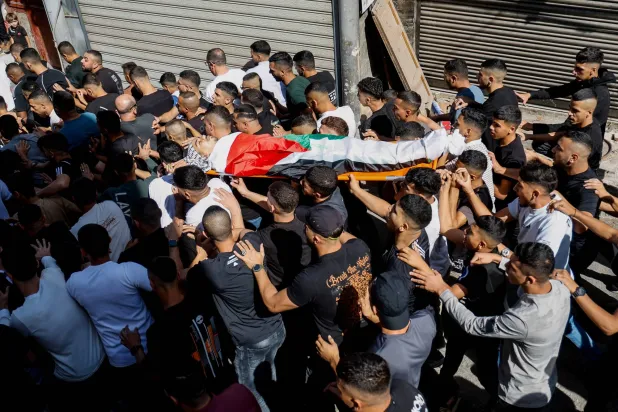 فلسطينيون يُشيعون شاباً قتلته القوات الإسرائيلية قرب نابلس بالضفة الغربية الجمعة (رويترز)