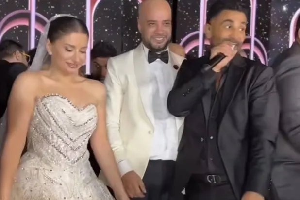 أحمد سعد وحاتم صلاح وعروسه في لقطة من حفل الزفاف (حساب حاتم صلاح بموقع فيسبوك)