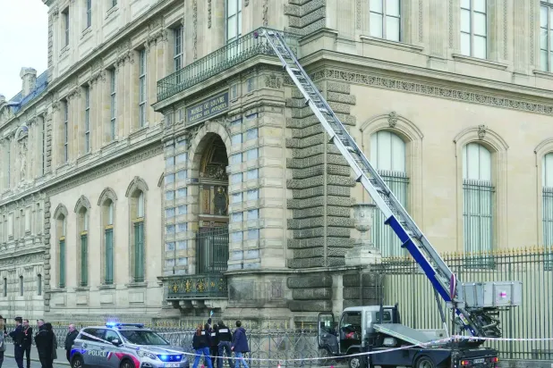 الرافعة التي استخدمها اللصوص لتسلّق متحف اللوفر (أ.ف.ب)