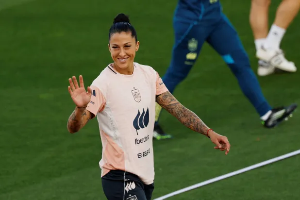 المهاجمة جيني إيرموسو في تدريبات سيدات «لا روخا» (رويترز)