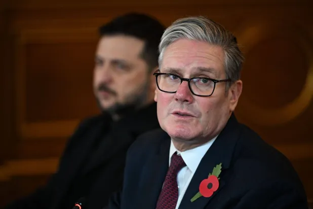 رئيس الوزراء البريطاني كير ستارمر وبجواره الرئيس الأوكراني فولوديمير زيلينسكي في لندن (إ.ب.أ)