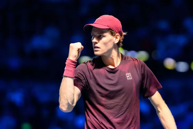 سينر محتفلاً بالفوز (أ.ف.ب)