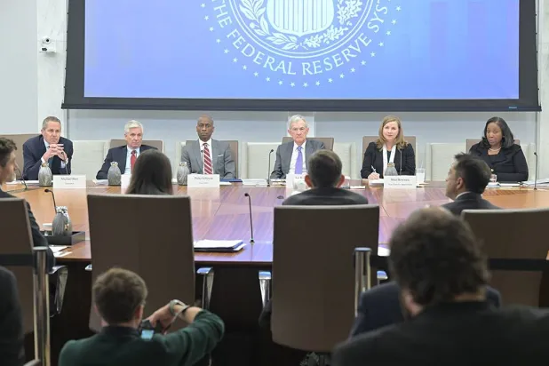 مجلس «الاحتياطي الفيدرالي» يستمع إلى الموظفين الحاضرين في اجتماع حول شفافية اختبارات الإجهاد (الاحتياطي الفيدرالي)