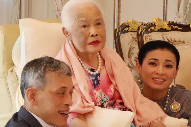  الملكة الأم سيريكيت مع الملك ماها فاجيرالونجكورن (يسار) والملكة سوثيدا خلال حفل بمناسبة عيد ميلادها الـ87 (ا.ف.ب)