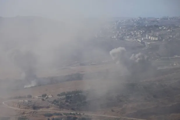Güney Lübnan'daki Cermak köyünün eteklerinde İsrail hava saldırısının ardından dumanlar yükseliyor (AFP)