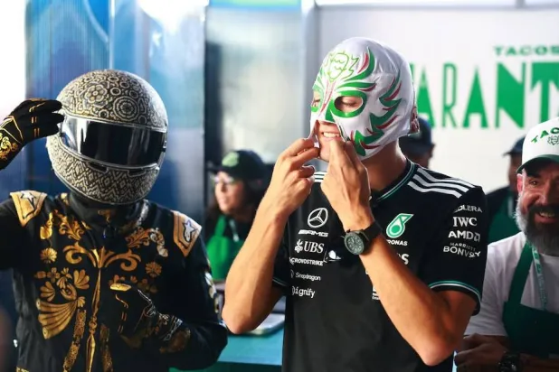 جورج راسل سائق مرسيدس بقناع المصارع في مدرجات مكسيكو سيتي (رويترز)