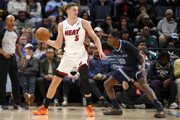 نيكولا يوفيتش نجم ميامي يمر بالكرة من أوليفر بروسبر لاعب ممفيس (رويترز)