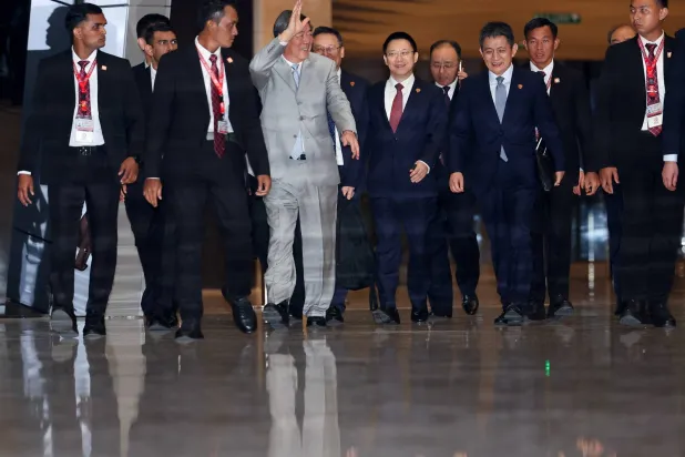 نائب رئيس الوزراء الصيني يلوح لوسائل الإعلام لدى مغادرته محادثات التجارة مع أميركا خلال يومها الأول في كوالالمبور 25 أكتوبر 2025 (رويترز)