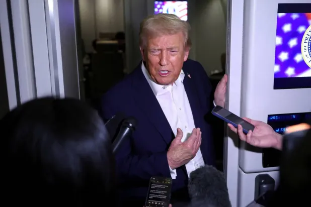 ABD Başkanı Donald Trump, Air Force One'da gazetecilere konuşuyor (Reuters)
