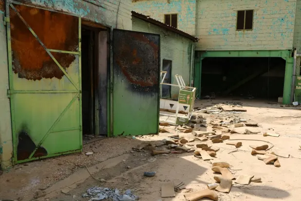 Omdurman'da yıkılan bir fabrika (Arşiv-Reuters)