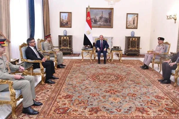 السيسي خلال لقاء رئيس أركان القوات البرية الباكستانية في القاهرة (الرئاسة المصرية)